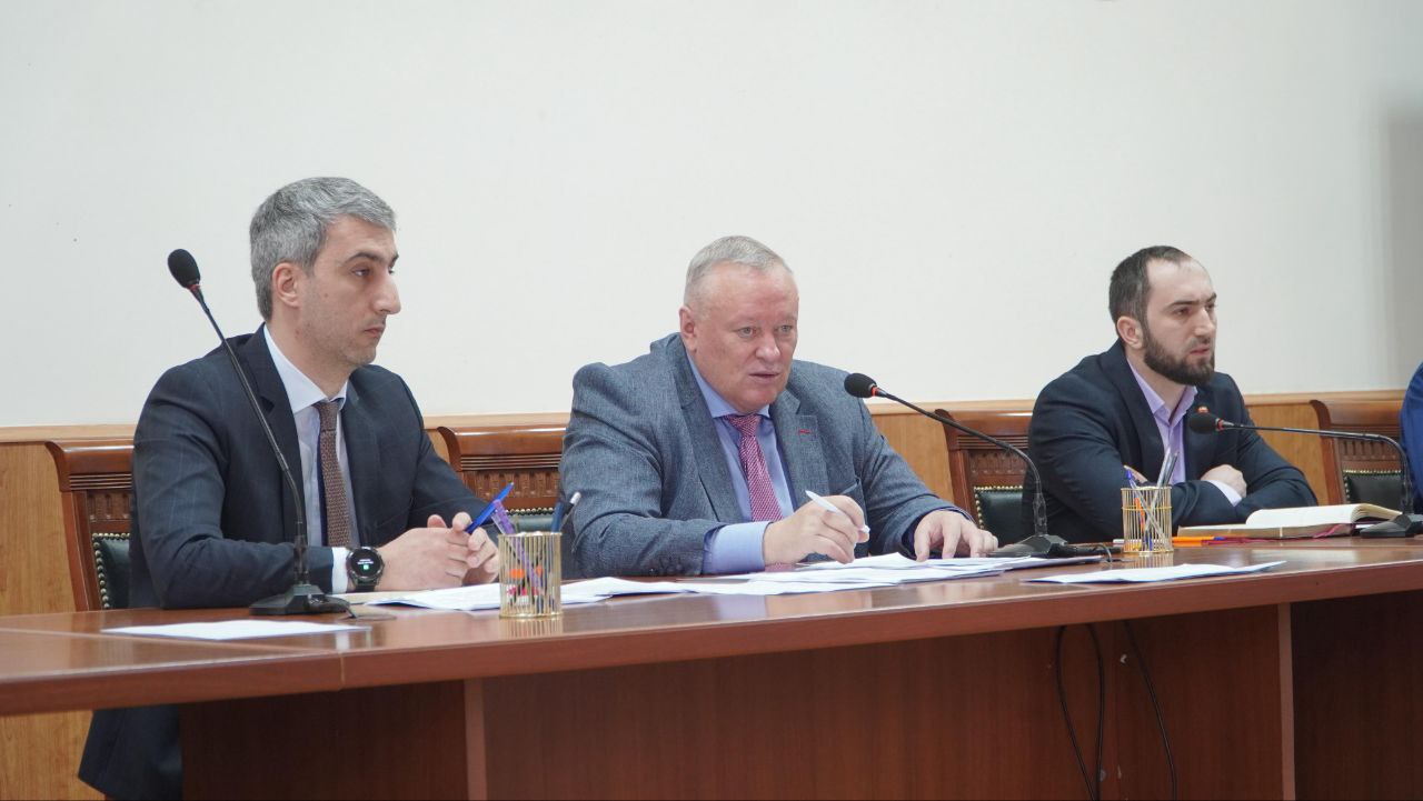 В Каспийске прошло плановое расширенное заседание Антитеррористической Комиссии, которое возглавил мэр города Борис Гонцов.