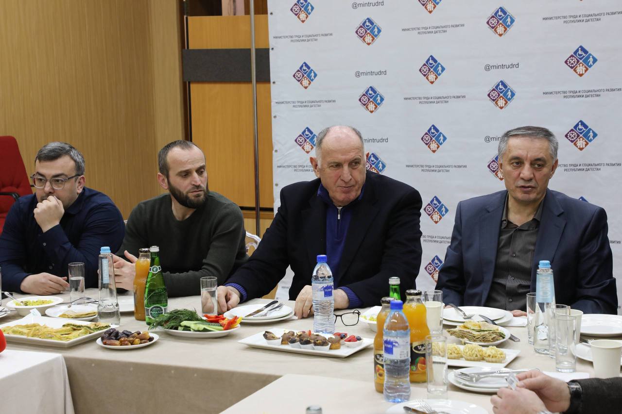 Абдулмуслим Абдулмуслимов провёл ифтар для участников СВО.