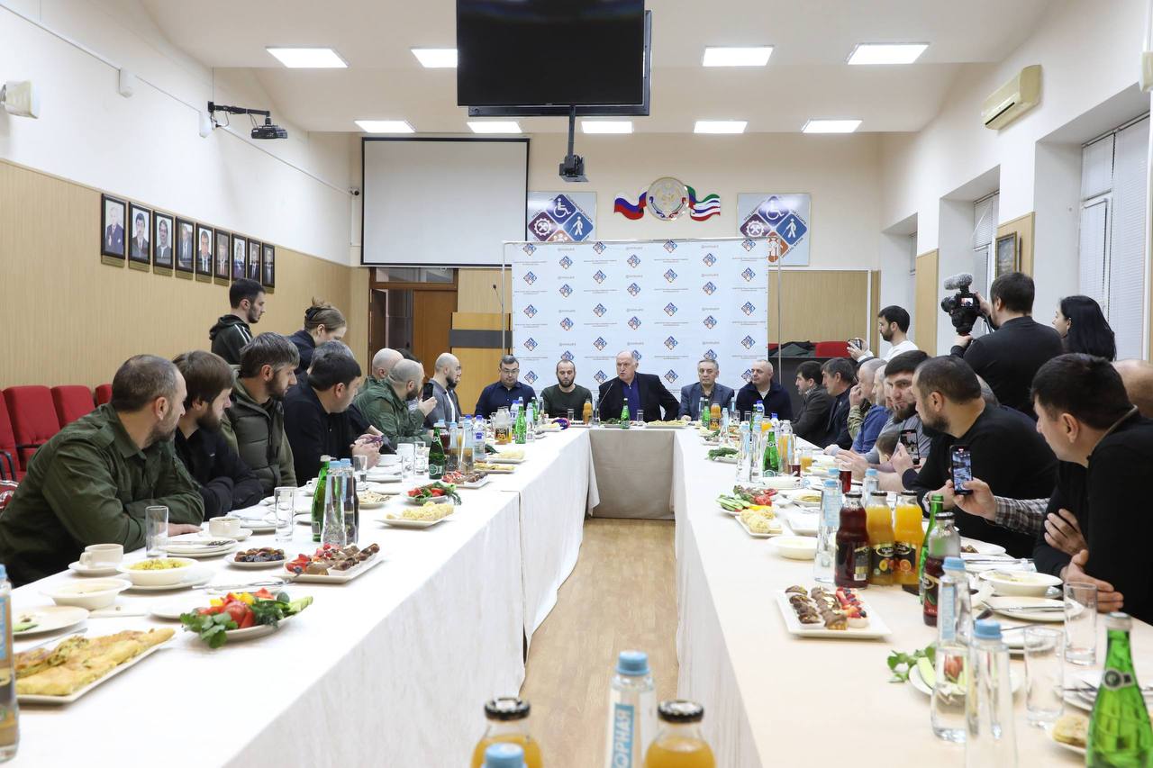 Абдулмуслим Абдулмуслимов провёл ифтар для участников СВО.