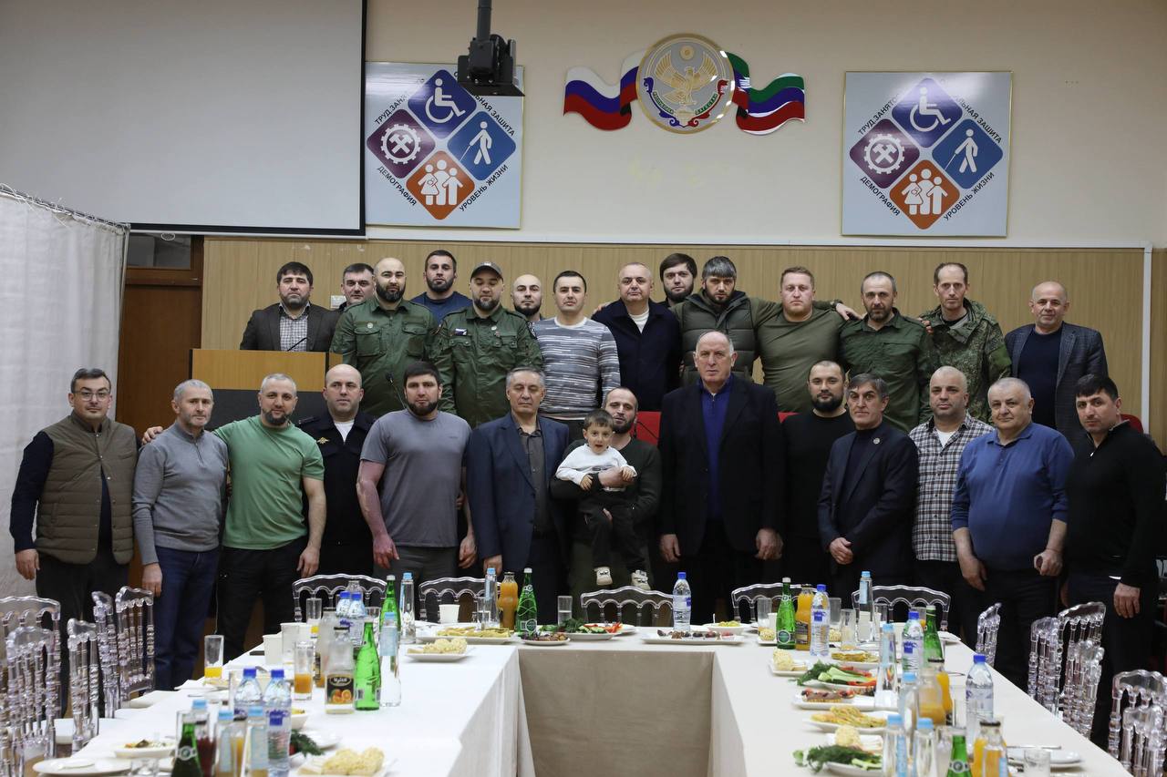 Абдулмуслим Абдулмуслимов провёл ифтар для участников СВО.