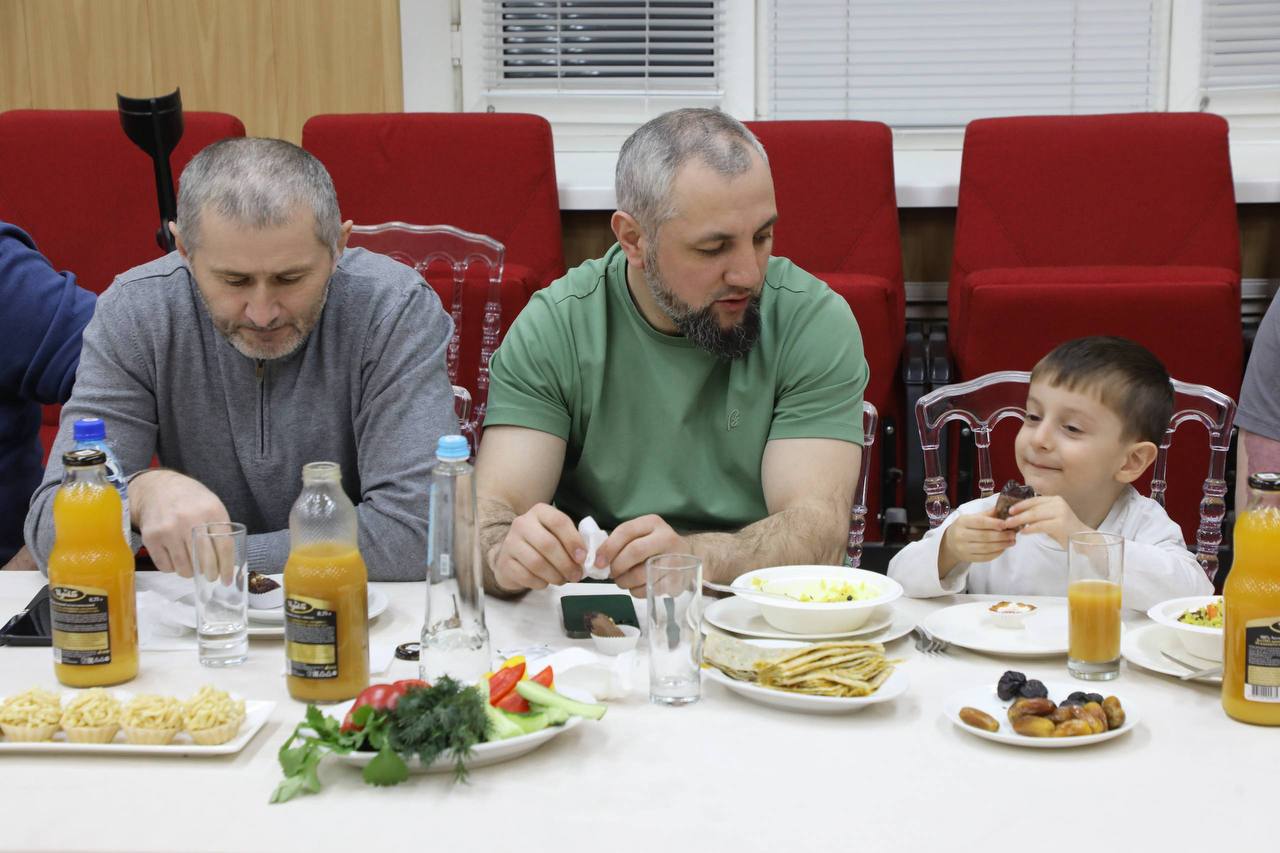 Абдулмуслим Абдулмуслимов провёл ифтар для участников СВО.