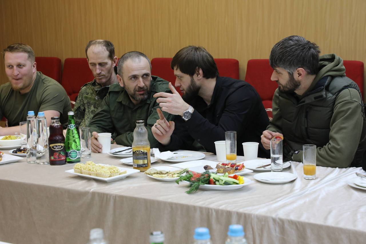 Абдулмуслим Абдулмуслимов провёл ифтар для участников СВО.