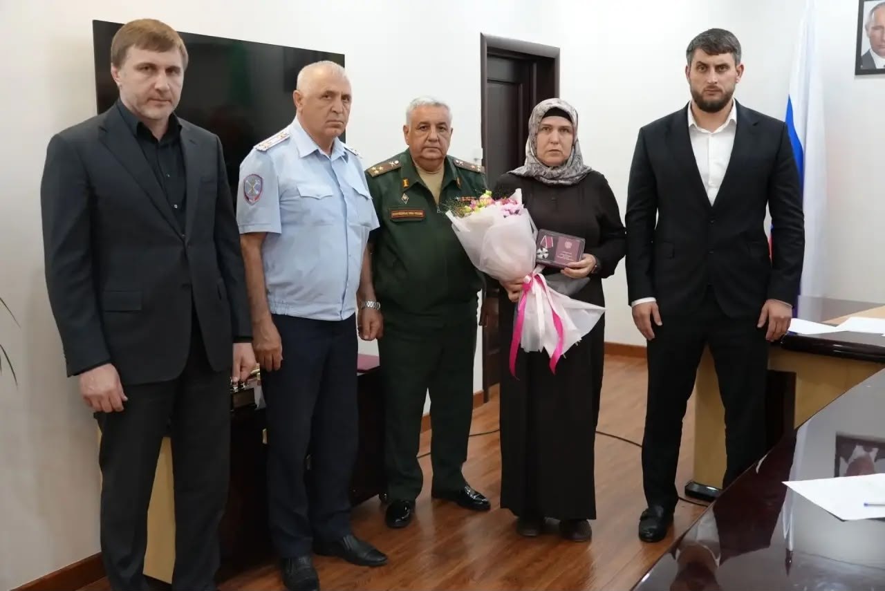 Арсен Шерифов вручил медали «Орден Мужества» семьям погибших участников СВО в Каспийске