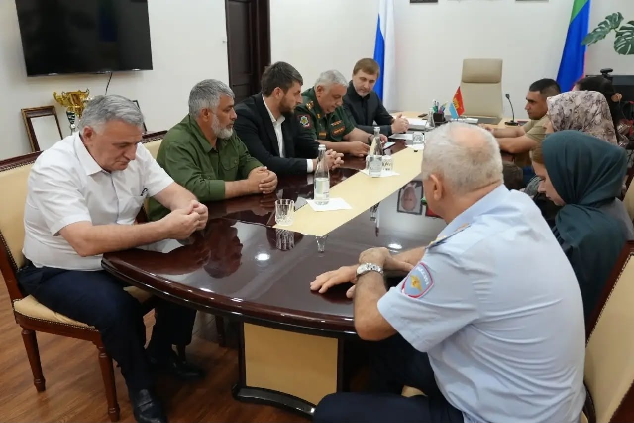Арсен Шерифов вручил медали «Орден Мужества» семьям погибших участников СВО в Каспийске