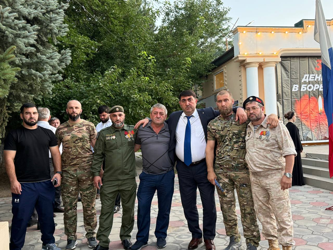 В Кизилюрте прошел траурный митинг, приуроченный к Международному дню борьбы с терроризмом и посвященный памяти жертв бесланской трагедии.