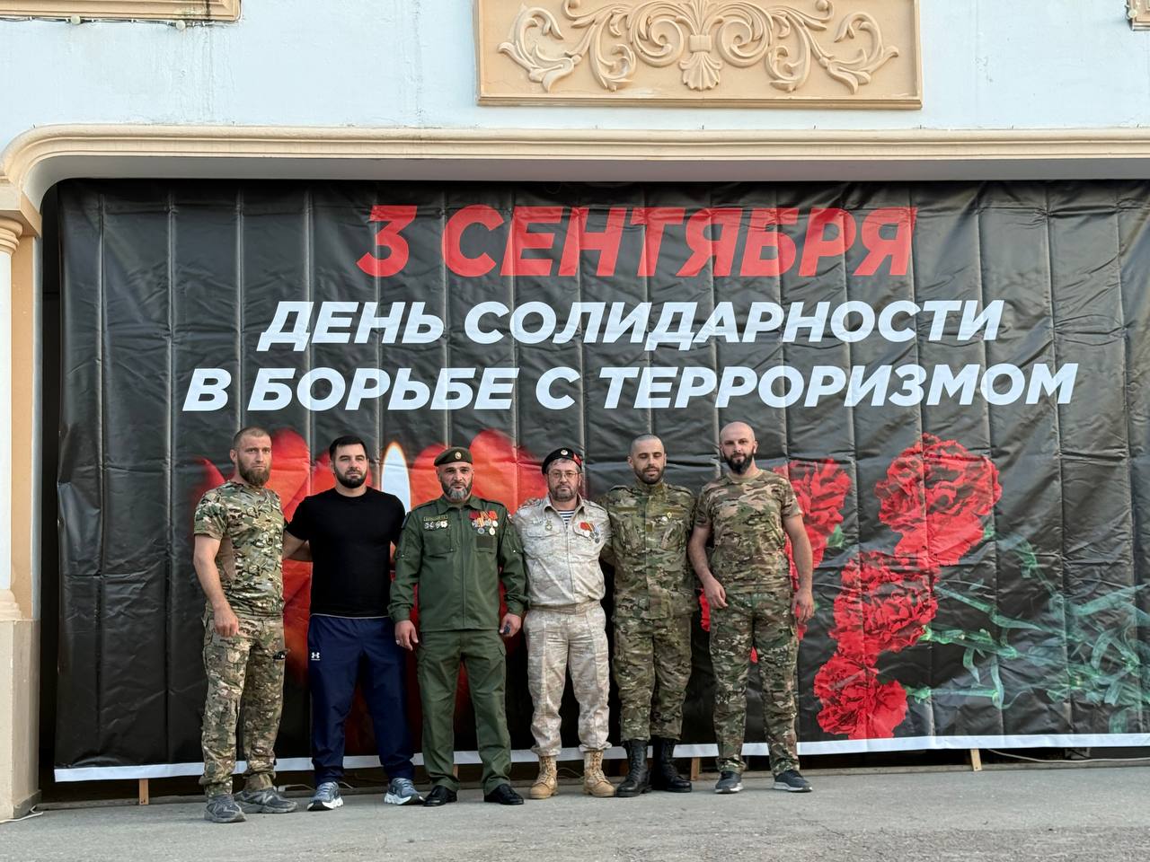 В Кизилюрте прошел траурный митинг, приуроченный к Международному дню борьбы с терроризмом и посвященный памяти жертв бесланской трагедии.