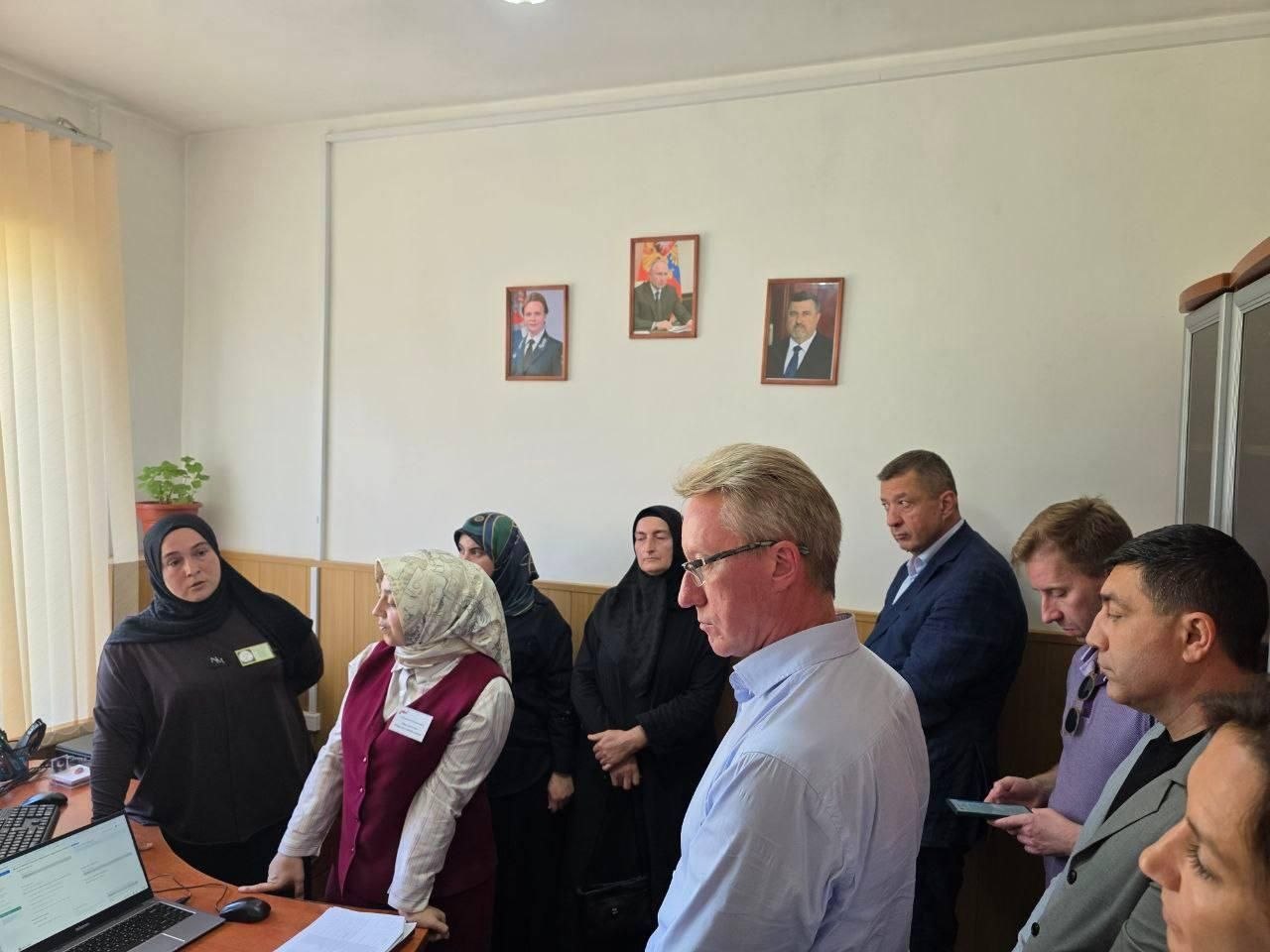 Представители Администрации Президента РФ, Минобороны РФ, полпреда Президента в СКФО и Государственного фонда «Защитники Отечества» посетили с рабочим визитом  Казбековский район