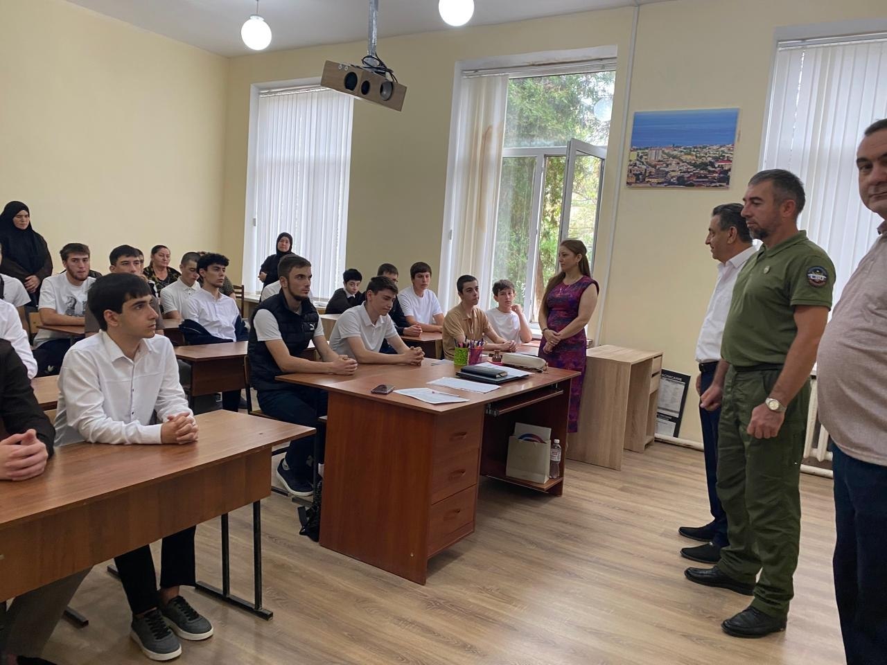 В честь Дня знаний председатель Ассоциации ветеранов СВО и ДРОО "Память гор" по городу Дербенту Абдуселим Гираев поздравил педагогический коллектив и студентов Колледжа народных промыслов.