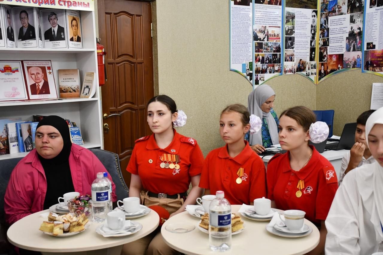 В ЦБС им. Фазу Алиевой в Каспийске состоялось торжественное заседание клуба молодого патриота «Отечество» им. Героя России Магомеда Нурбагандова.