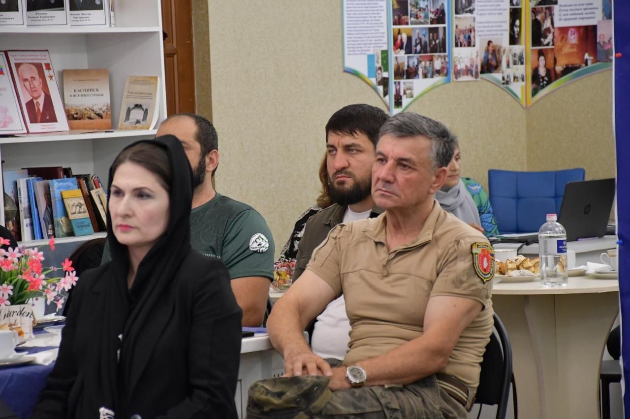 В ЦБС им. Фазу Алиевой в Каспийске состоялось торжественное заседание клуба молодого патриота «Отечество» им. Героя России Магомеда Нурбагандова.