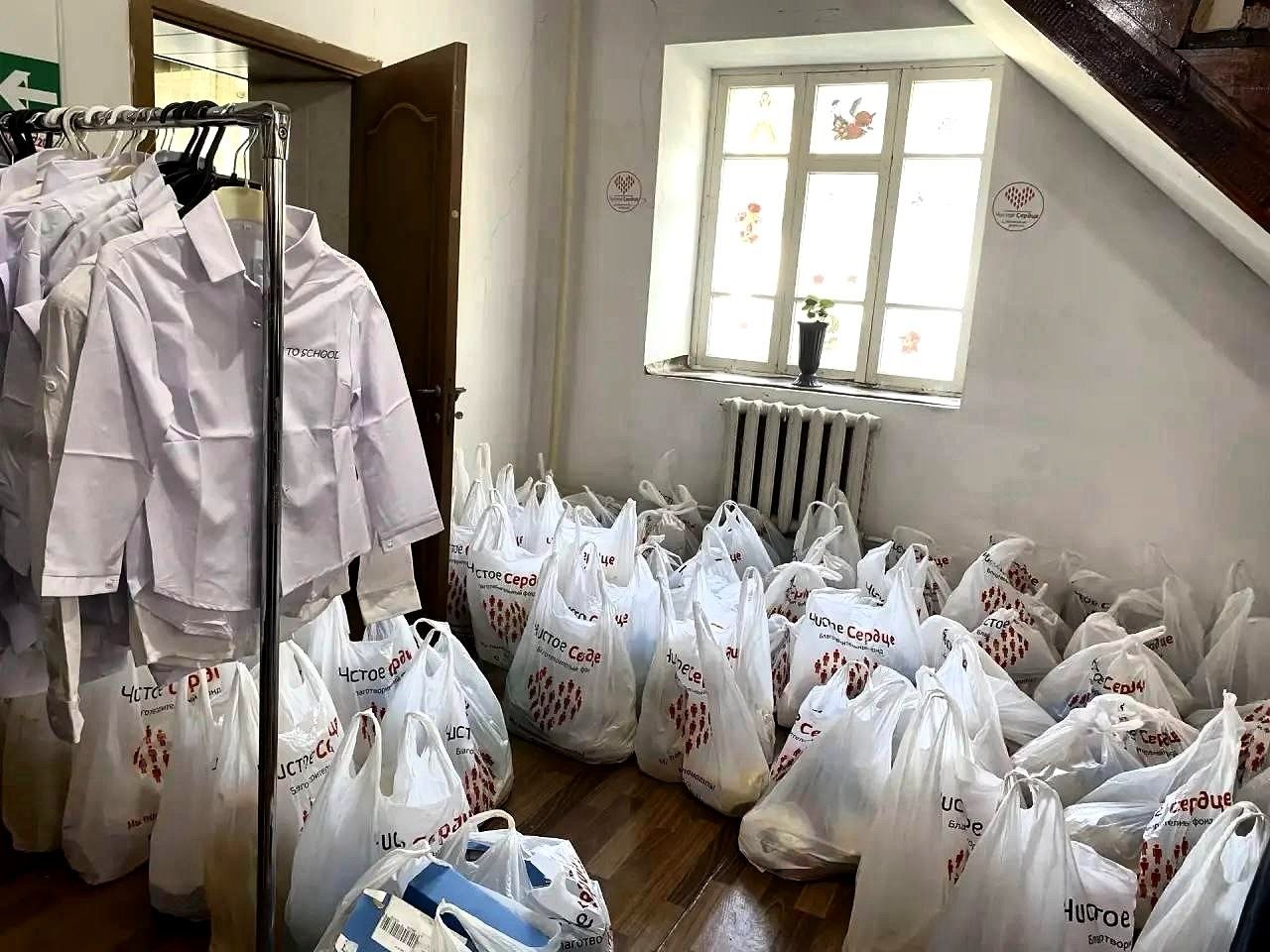 100 детей из Табасаранского района получили подарки к новому учебному году