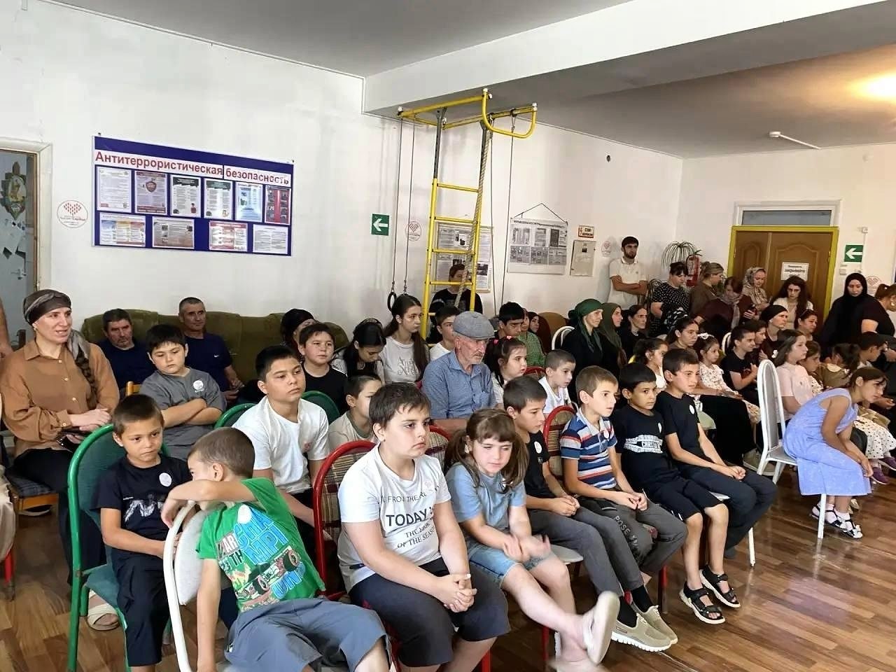 100 детей из Табасаранского района получили подарки к новому учебному году