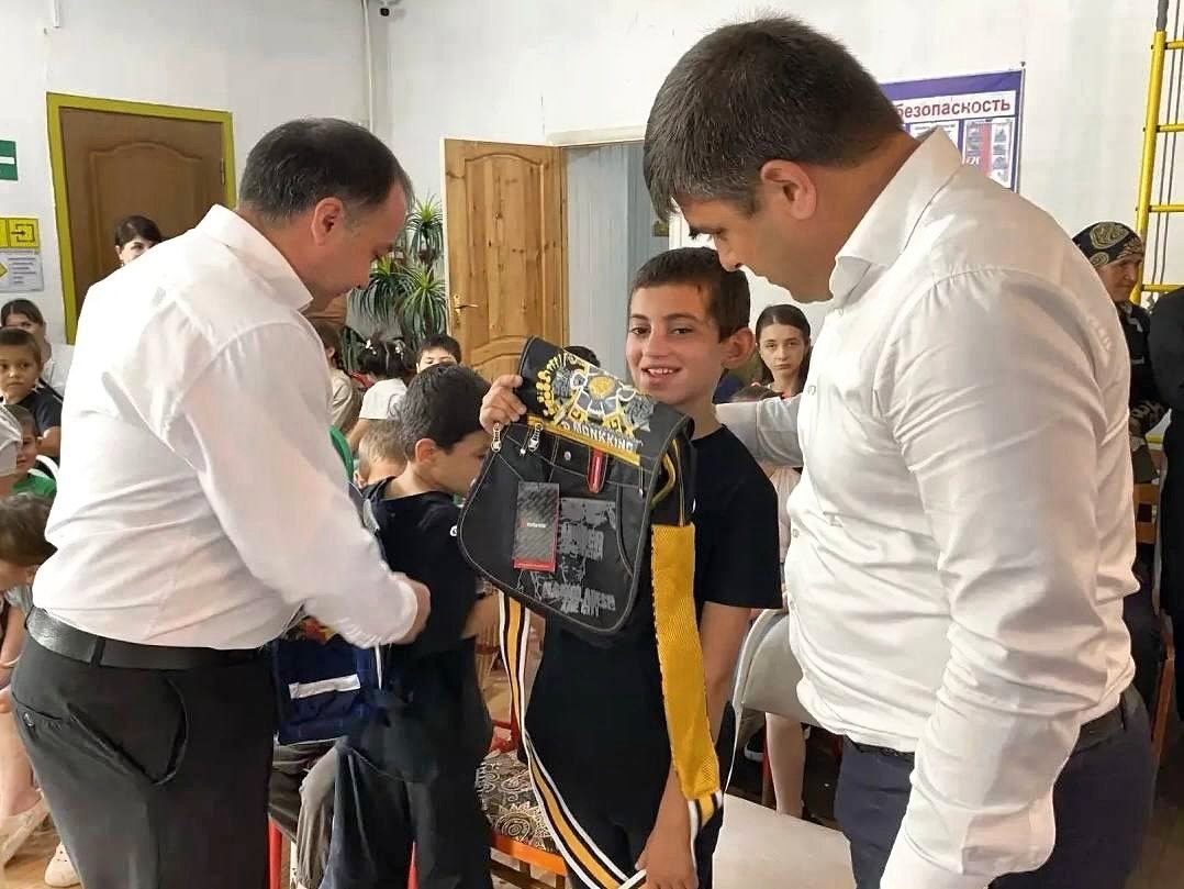 100 детей из Табасаранского района получили подарки к новому учебному году