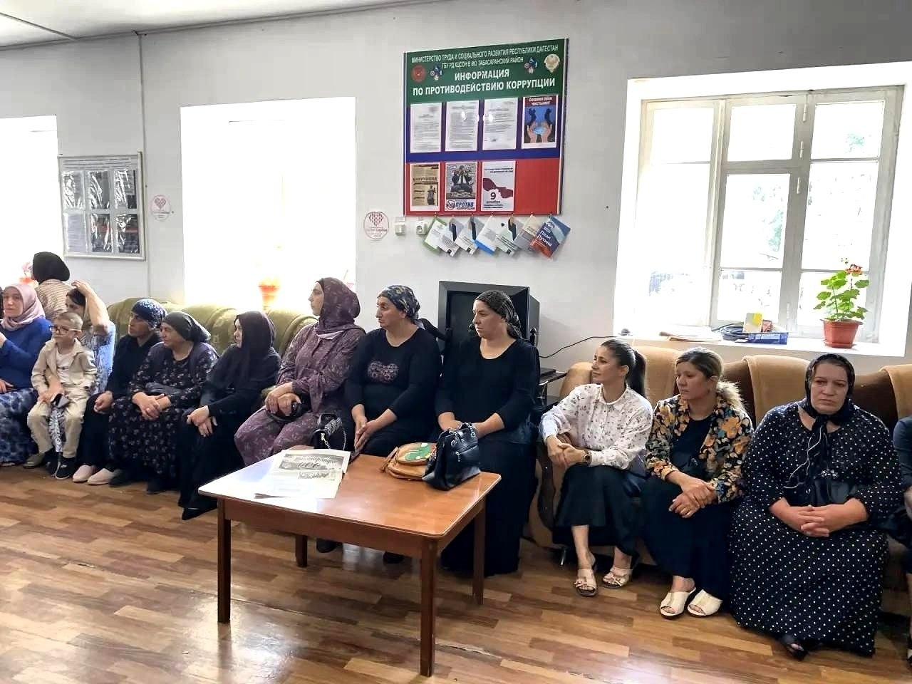100 детей из Табасаранского района получили подарки к новому учебному году