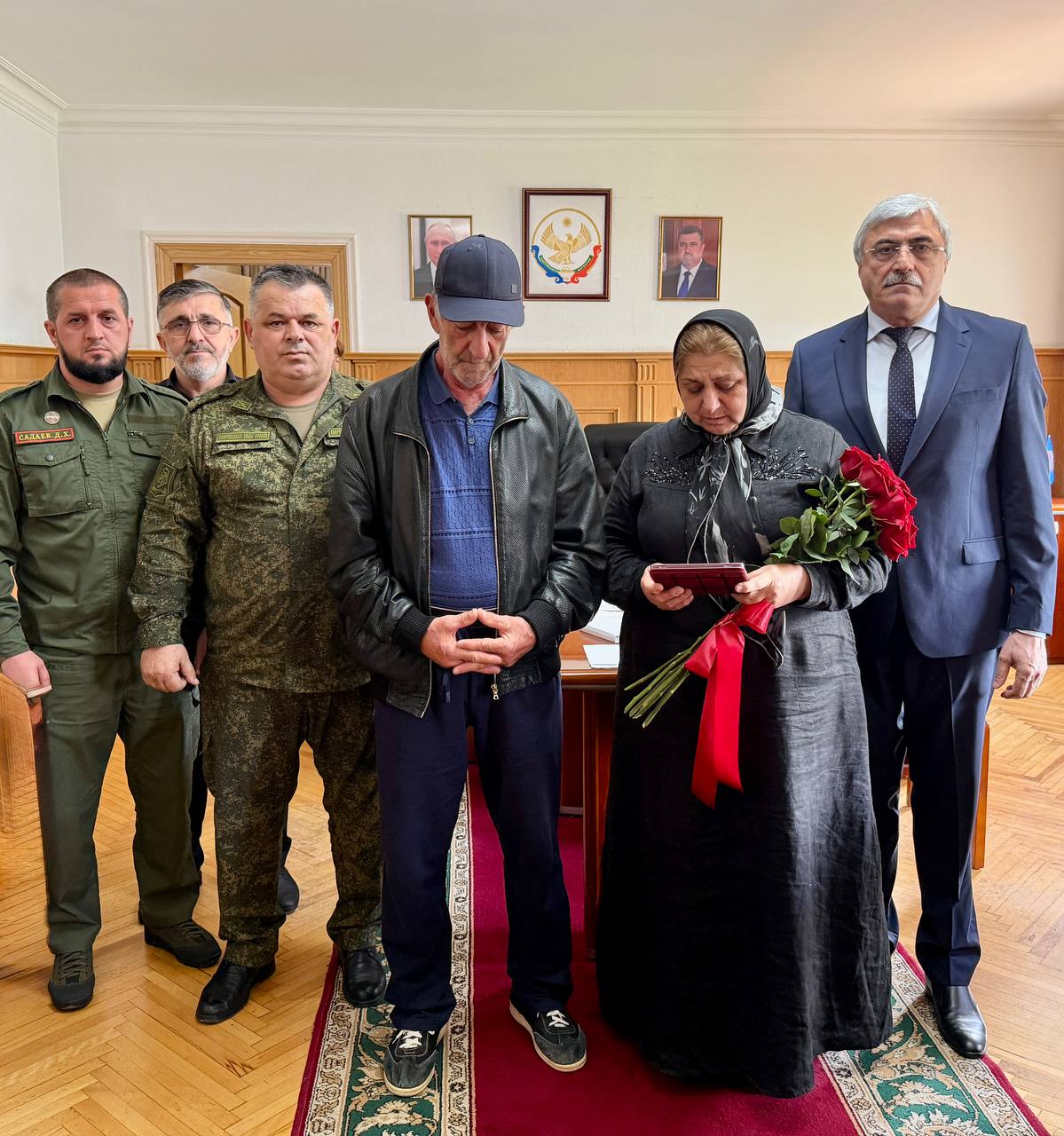 В Новолакском районе почтили память героев: семьям погибших участников СВО вручили госнаграды