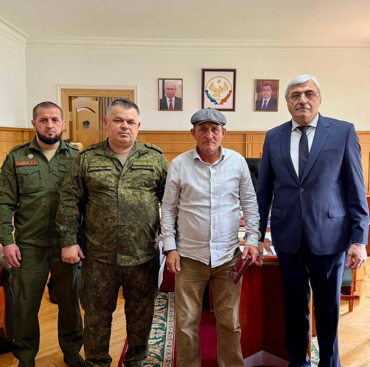 В Новолакском районе почтили память героев: семьям погибших участников СВО вручили госнаграды