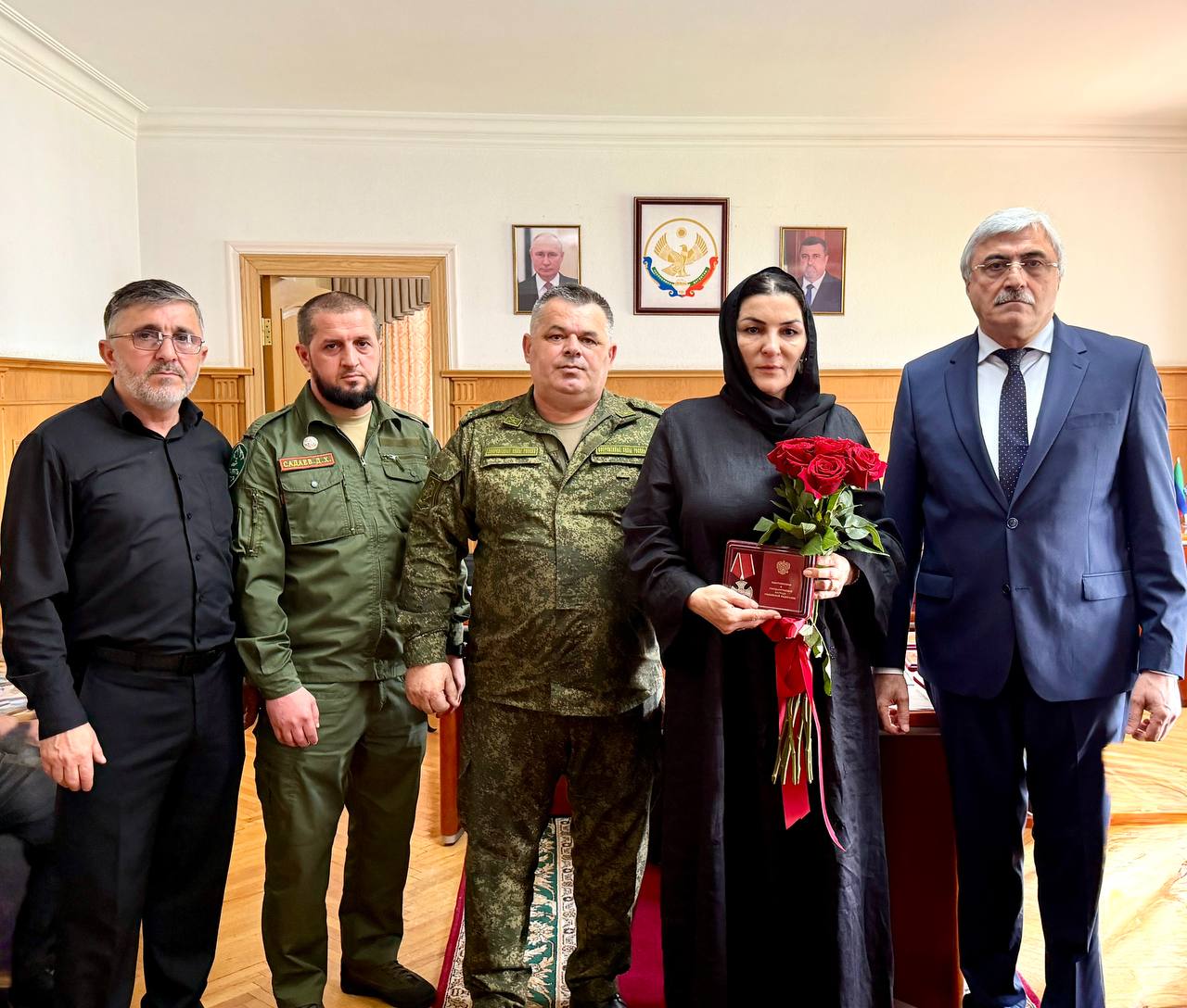 В Новолакском районе почтили память героев: семьям погибших участников СВО вручили госнаграды