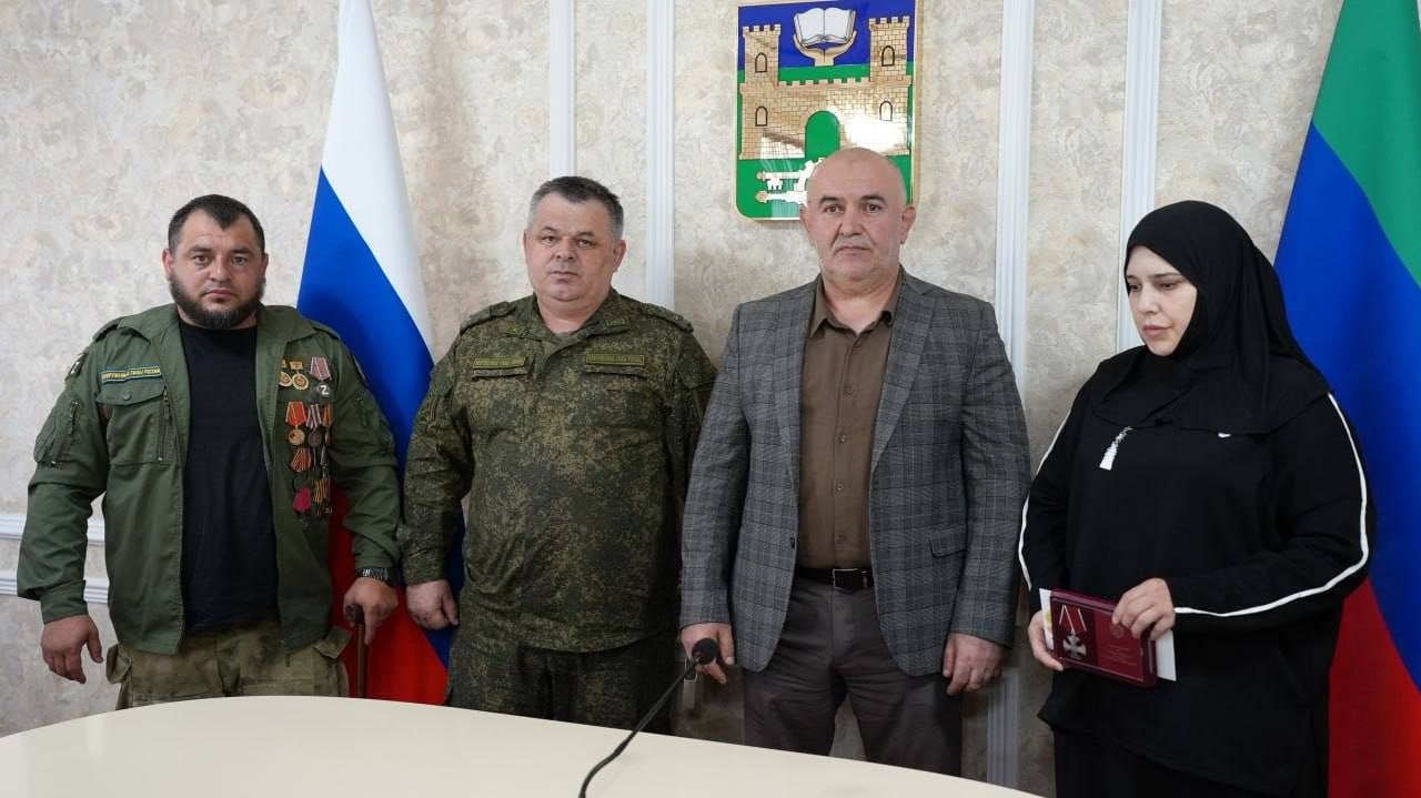 В Хасавюрте прошла церемония передачи орденов Мужества семьям погибших участников СВО
