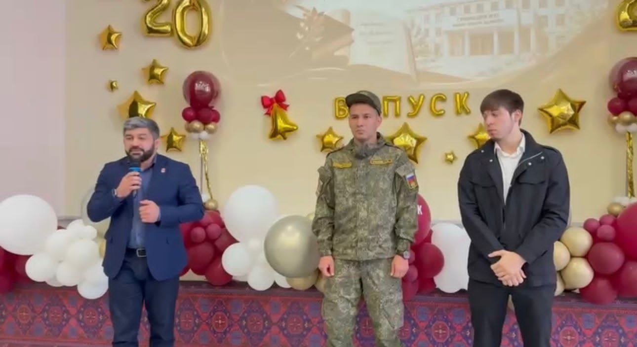 Тамерлан Феталиев поздравил выпускников Каспийска с "Последним звонком"